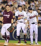 허경민, 1점 도망간다