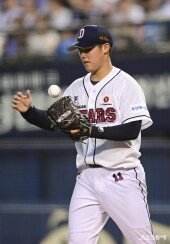 시라카와, 만루 위기서 밀어내기 볼넷으로 실점