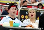 엄지윤, 먹방과 함께 야구 즐기기~