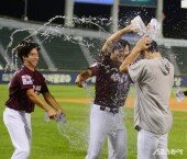 김윤하, 데뷔 첫 승리에 시원한 물세례