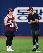 조영건-이승호 코치, 발을 들 때