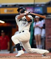 하재훈, 투런 홈런 작렬~