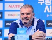 질문에 답하는 포스테코글루 감독