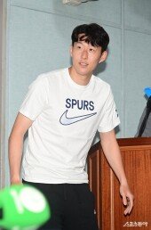 손흥민, 다정한 미소로 등장