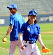 김수영 트레이너, 무더위에도 환한 미소!