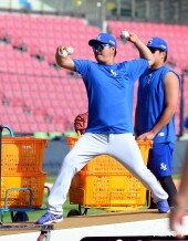 이진영 코치 ‘좌투수 대비 배팅볼 투수로 변신’