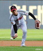 오지환, 타구를 잡기에는 늦었어