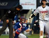 강민호, 파울팁 잡았어요~