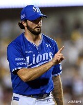 코너, 8회까지 한 타자 남났어~