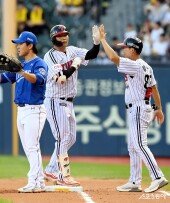 문보경, 선취 적시타~