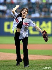 조아람 ‘LG 승리기원 시구~’