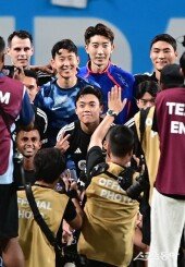 팀 K리그 선수들과 기념 촬영하는 손흥민