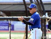 박수치며 격려하는 김경문 감독!