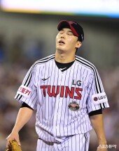 임찬규, 아찔한 만루 위기 남기고 강판