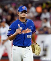 김서현, 위기 넘기고 주먹 불끈!