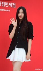 뉴진스 혜인, 긴장한 인사