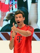 뮐러, 팬들의 환호에 따봉~