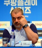 생각에 잠긴 포스테코글루 감독
