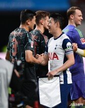 김민재-손흥민, 웃음 가득한 인사