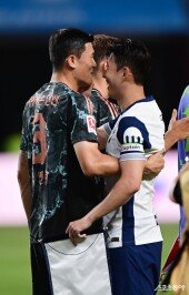 반갑게 포옹하는 김민재-손흥민