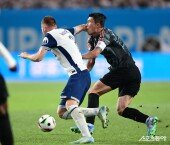 김민재, 팔꿈치에도 안 져