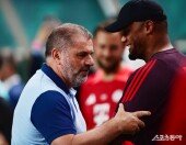 반갑게 인사하는 양 팀 감독