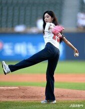 윤하정, 두산 승리기원 시구