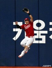 한유섬, 날아라! 점프 호수비~