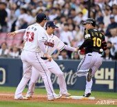 오지환 ‘실책으로 세이프’