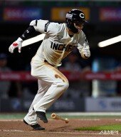 정준재, 허를 찌른 번트 안타!