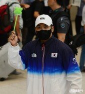 홍텐, 팬에게 받은 선물 들고