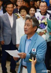 이기흥 회장, 마이크도 없이