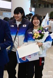 김하윤-허미미, 팬들의 환호에 웃음 가득