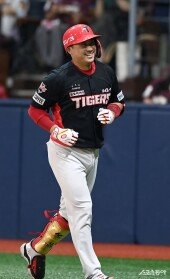 김태군 ‘투런 홈런 싱글벙글’