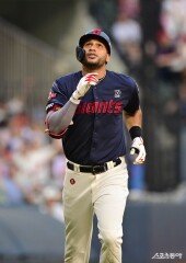 레이예스, 솔로 홈런으로 앞서 가자