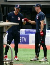 김재환-제러드 ‘승리를 다짐하는 하이파이브’