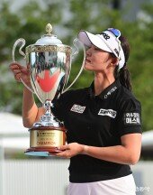 배소현, 우승 트로피에 키스를