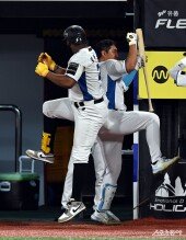 솔로포 로하스, 황재균과 기쁨의 세리머니!