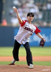 DAY6 영케이 ‘힘찬 시구’