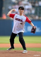 영케이 ‘LG 승리기원 시구’