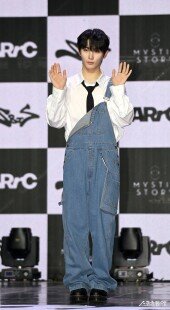 아크 지우 ‘긴장된 손인사’