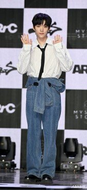 아크 현민 ‘첫 발자국’