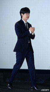 정해인, 긴장한 등장