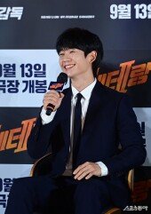 정해인, 여심 녹이는 미소