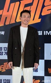 황정민, 해맑은 모습으로