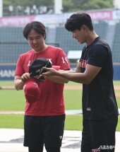 최정-모창민 코치, 선그라스 자랑