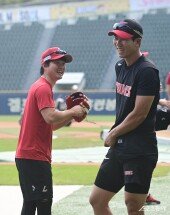 성현-모창민 코치, 오랜만에 웃음