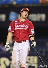 최정, 만루 찬스에 헛스윙 삼진