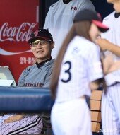 아이린 보는 염갈량의 미소