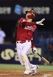 오태곤, 아슬아슬한 승부 잡는 투런포